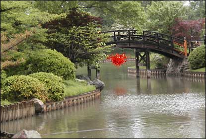 Dale Chihuly glass sculpture